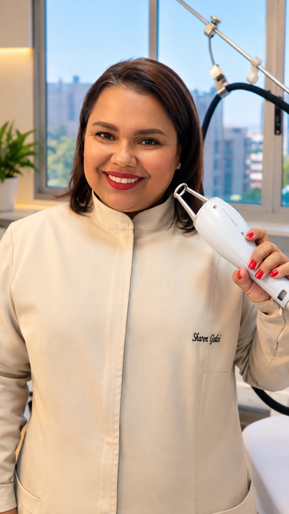 Biomédica estética durante atendimento profissional